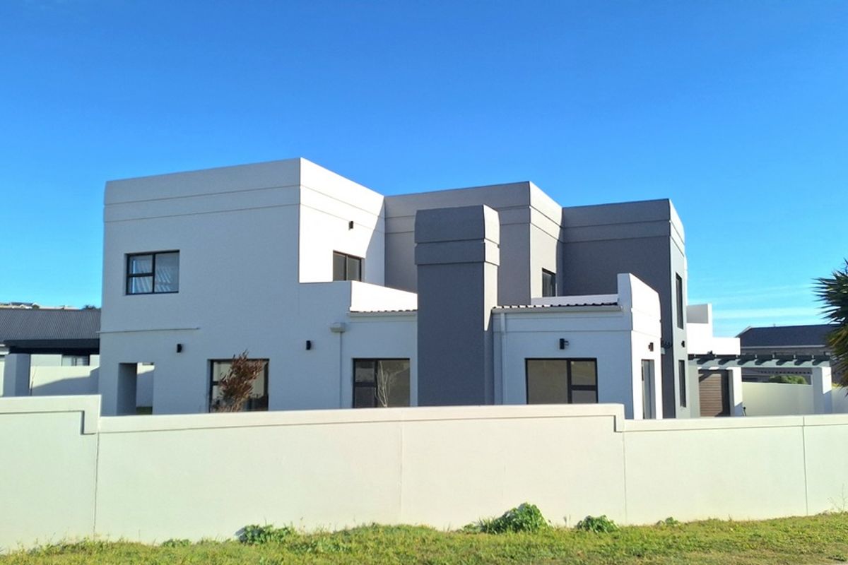 STUNNING 5 BEDROOM HOME IN MYBURGH PARK - Photo 3