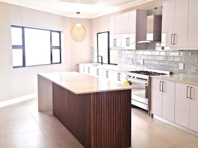 MANSION UP THE HILL IN MYBURGH PARK - Photo 10