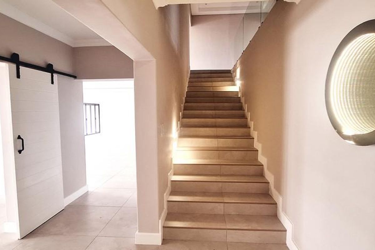 MANSION UP THE HILL IN MYBURGH PARK - Photo 5