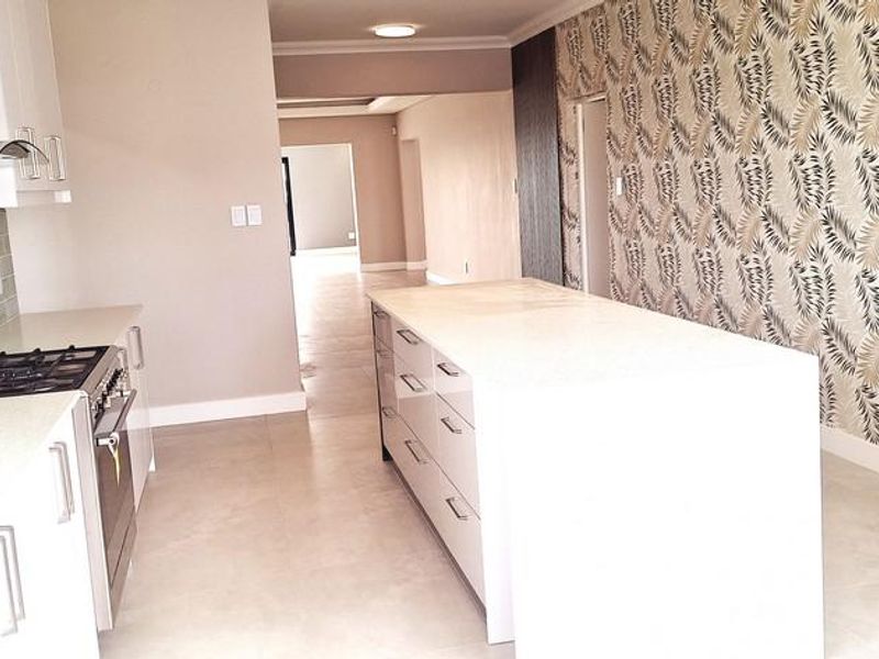 MANSION UP THE HILL IN MYBURGH PARK - Photo 4