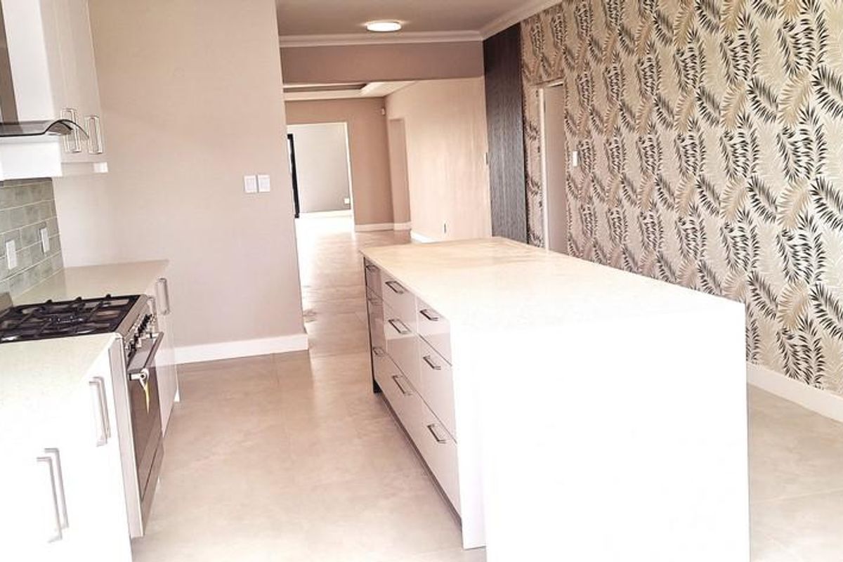 MANSION UP THE HILL IN MYBURGH PARK - Photo 4