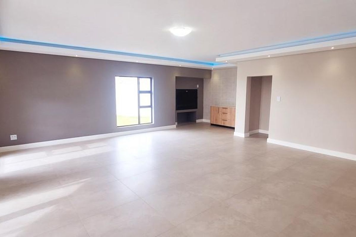 MANSION UP THE HILL IN MYBURGH PARK - Photo 2