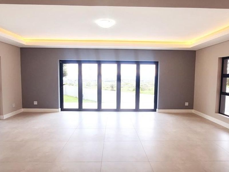 MANSION UP THE HILL IN MYBURGH PARK - Photo 3