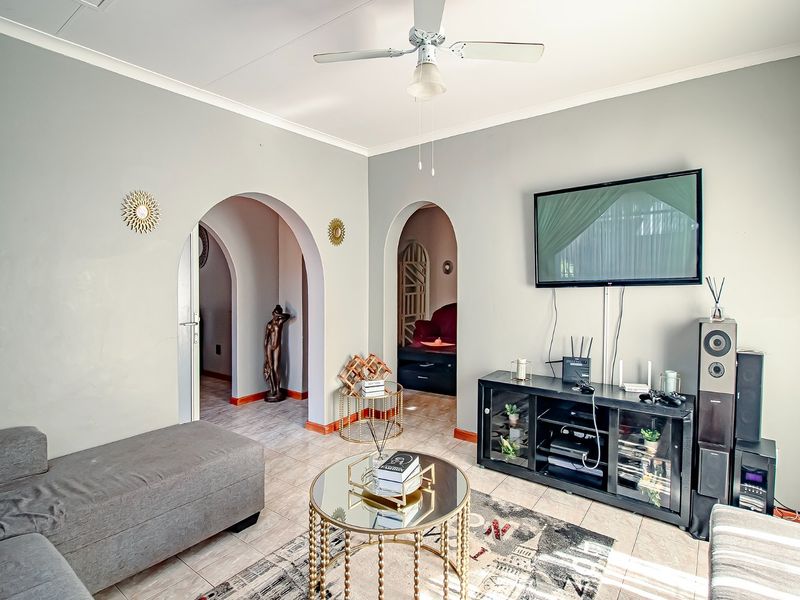 Comfortable Family Living with Room to Grow in Sinoville - Photo 6