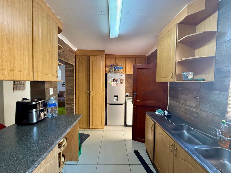 Contemporary Family Living with Exceptional Entertainment Features - Photo 4