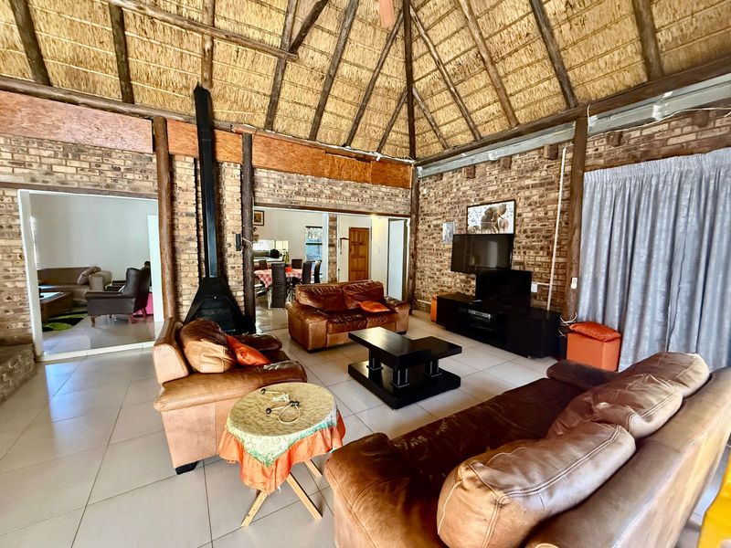 Contemporary Family Living with Exceptional Entertainment Features - Photo 10