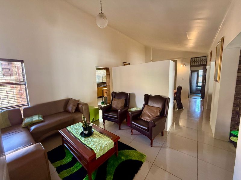 Contemporary Family Living with Exceptional Entertainment Features - Photo 9