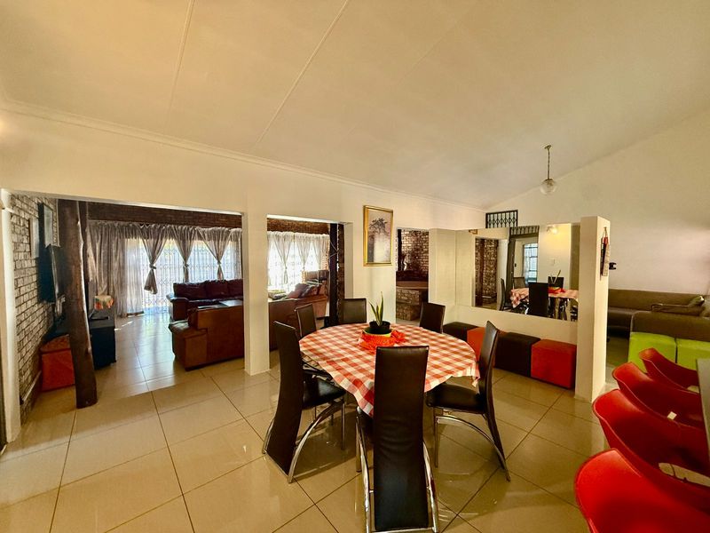 Contemporary Family Living with Exceptional Entertainment Features - Photo 7