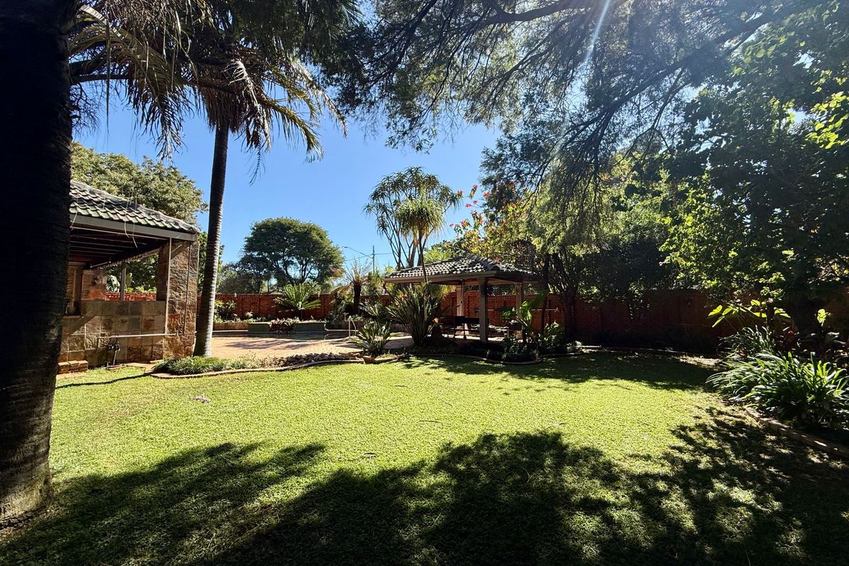 Spacious Family Home with Versatile Living and Flatlet - Photo 3
