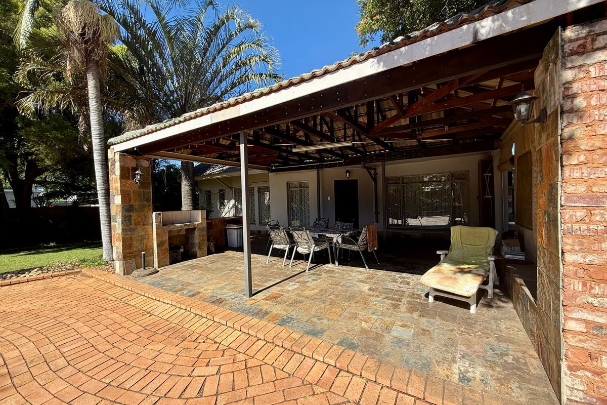 Spacious Family Home with Versatile Living and Flatlet - Photo 4