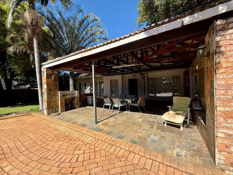 Spacious Family Home with Versatile Living and Flatlet - Photo 4