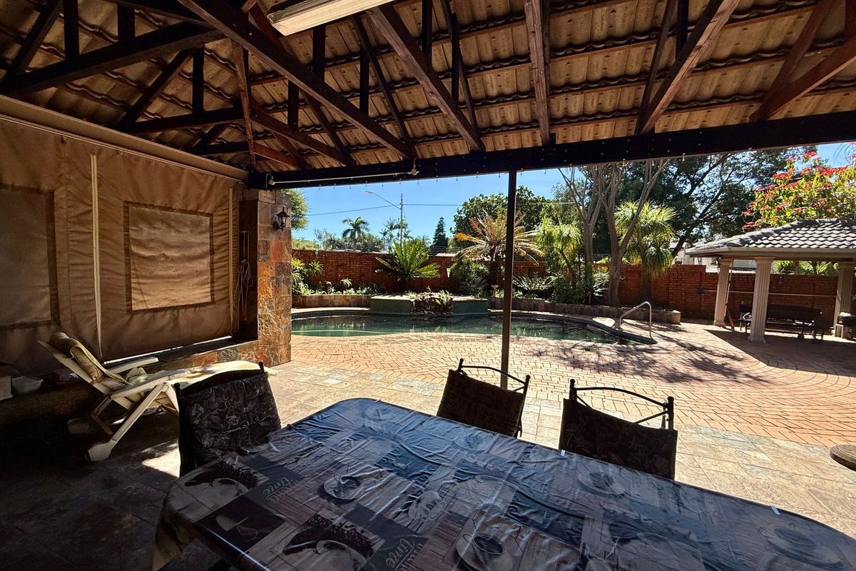 Spacious Family Home with Versatile Living and Flatlet - Photo 5