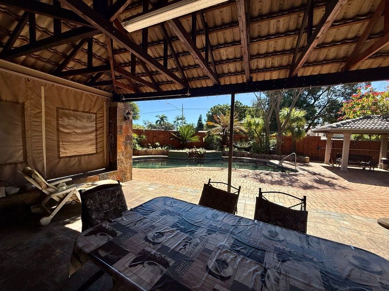 Spacious Family Home with Versatile Living and Flatlet - Photo 5