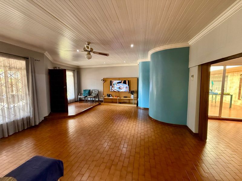 Spacious Family Home with Versatile Living and Flatlet - Photo 7