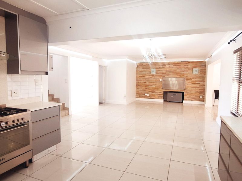 Spacious family home in Calypso Beach - Photo 6