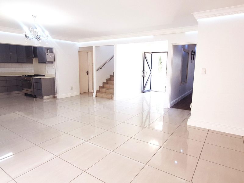 Spacious family home in Calypso Beach - Photo 3