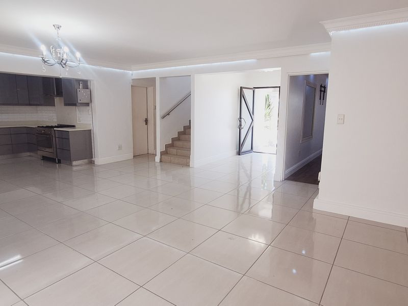 Spacious family home in Calypso Beach - Photo 4