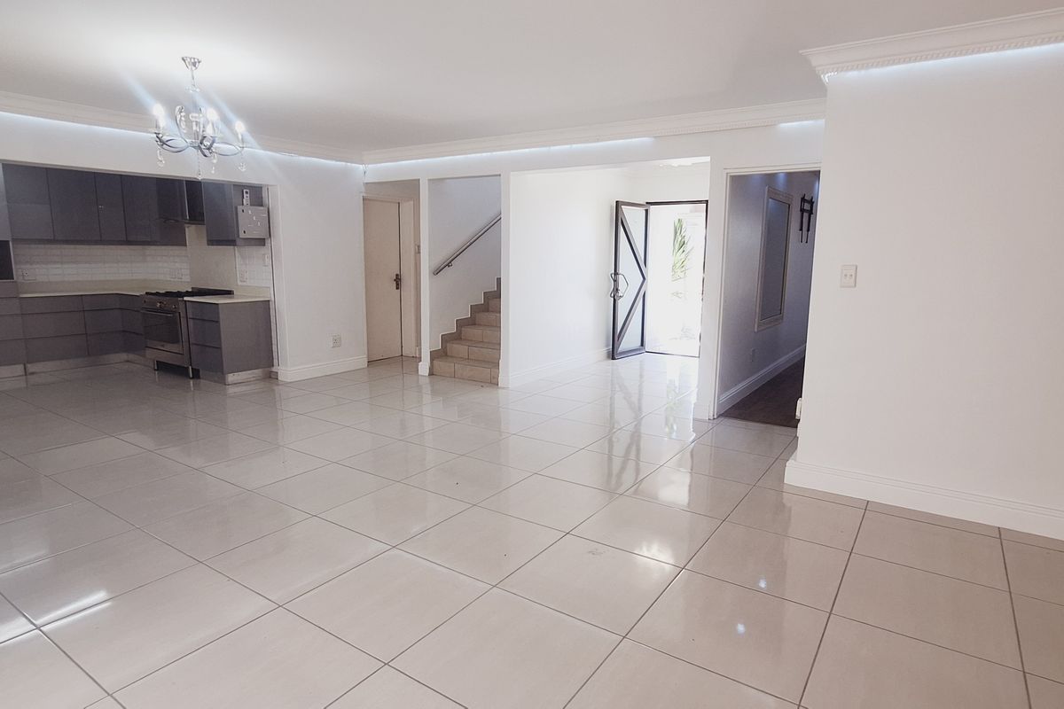 Spacious family home in Calypso Beach - Photo 4