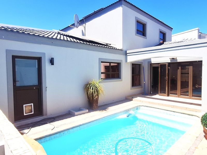 Spacious family home in Calypso Beach - Photo 2