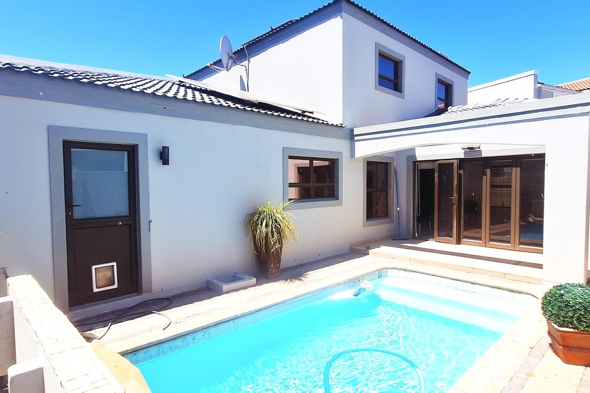 Spacious family home in Calypso Beach - Photo 2