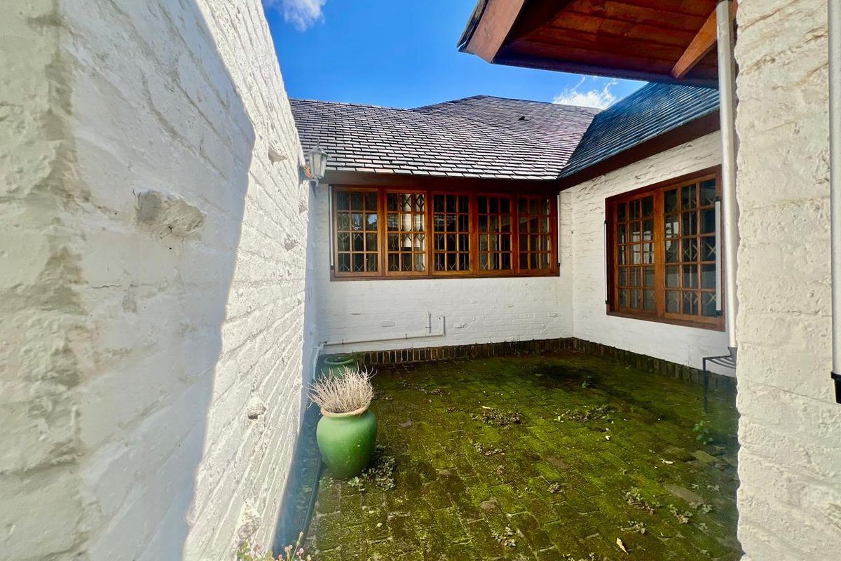 Elegant Family Living in Prestigious Waterkloof Heights - Photo 3