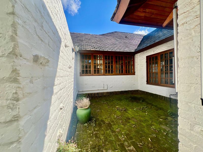 Elegant Family Living in Prestigious Waterkloof Heights - Photo 3