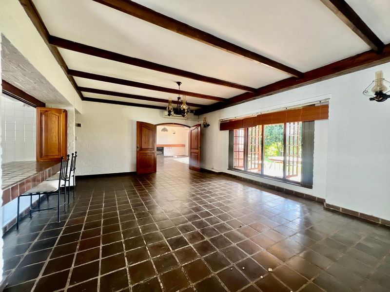 Elegant Family Living in Prestigious Waterkloof Heights - Photo 10
