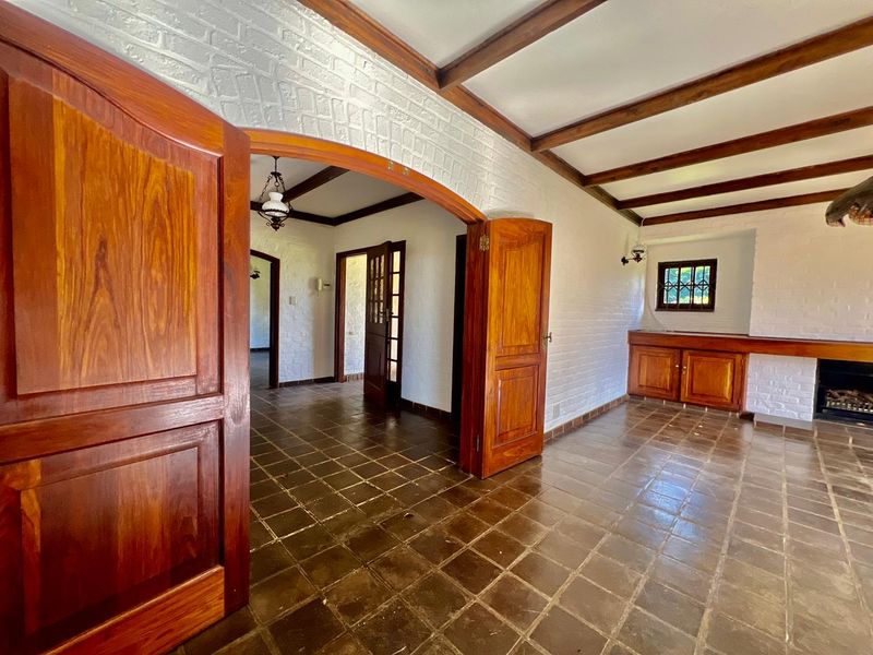 Elegant Family Living in Prestigious Waterkloof Heights - Photo 9