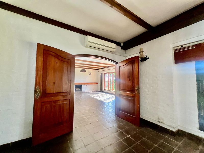 Elegant Family Living in Prestigious Waterkloof Heights - Photo 7