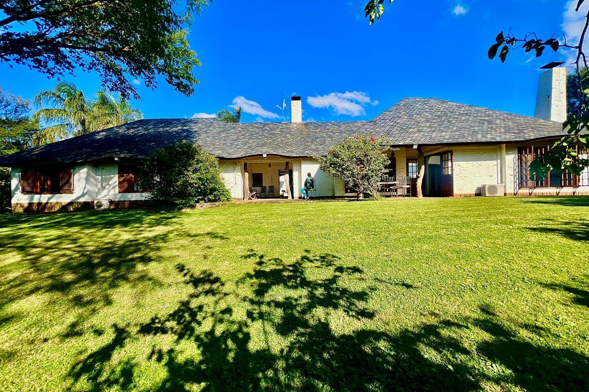 Elegant Family Living in Prestigious Waterkloof Heights - Photo 2