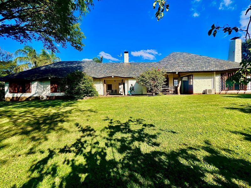 Elegant Family Living in Prestigious Waterkloof Heights - Photo 2