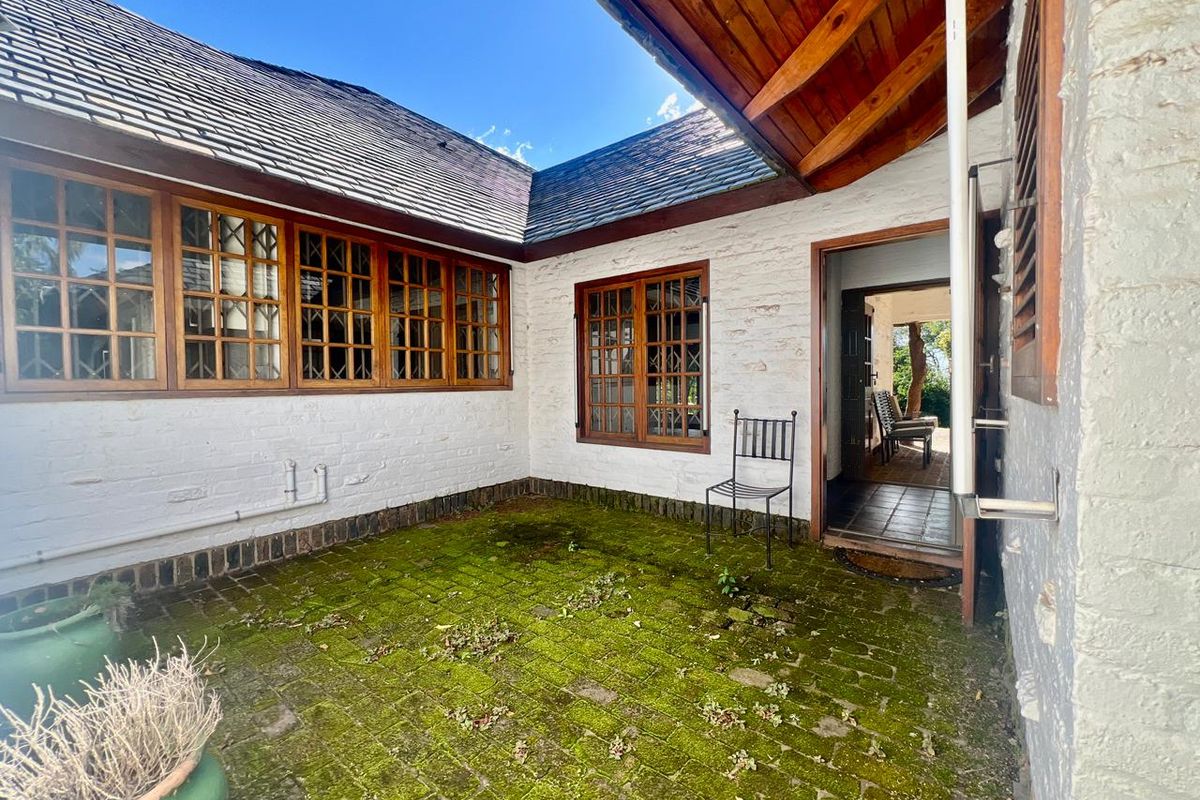 Elegant Family Living in Prestigious Waterkloof Heights - Photo 4