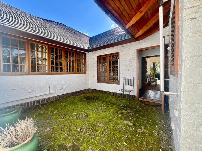 Elegant Family Living in Prestigious Waterkloof Heights - Photo 4