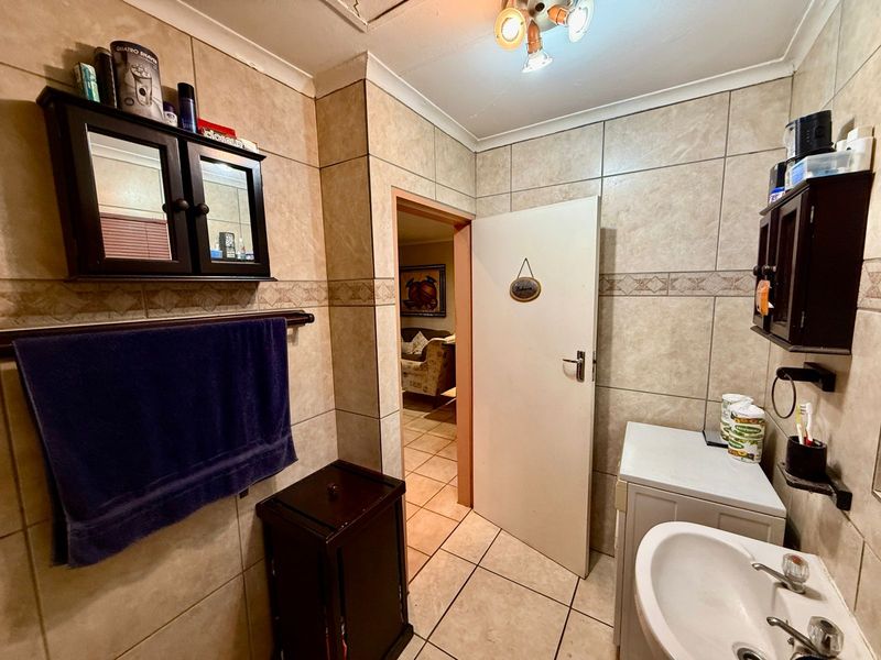 Delightful Garden Townhouse Offering Comfort and Convenience - Photo 10