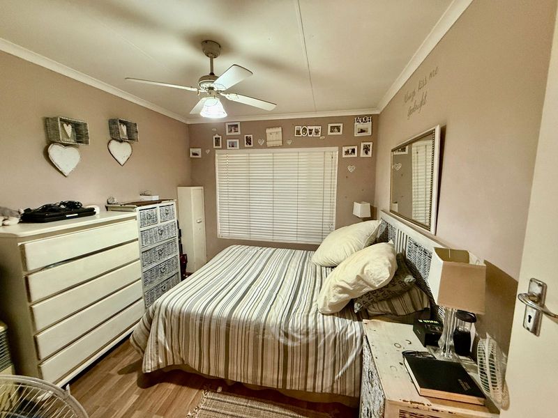 Delightful Garden Townhouse Offering Comfort and Convenience - Photo 7