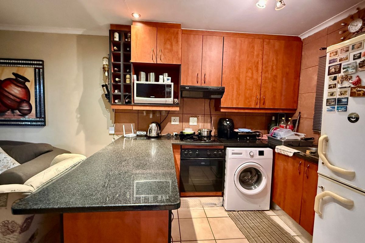 Delightful Garden Townhouse Offering Comfort and Convenience - Photo 5
