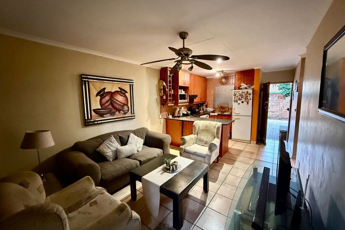 Delightful Garden Townhouse Offering Comfort and Convenience - Photo 4