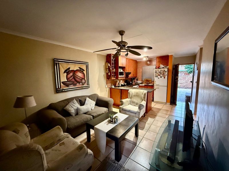 Delightful Garden Townhouse Offering Comfort and Convenience - Photo 4