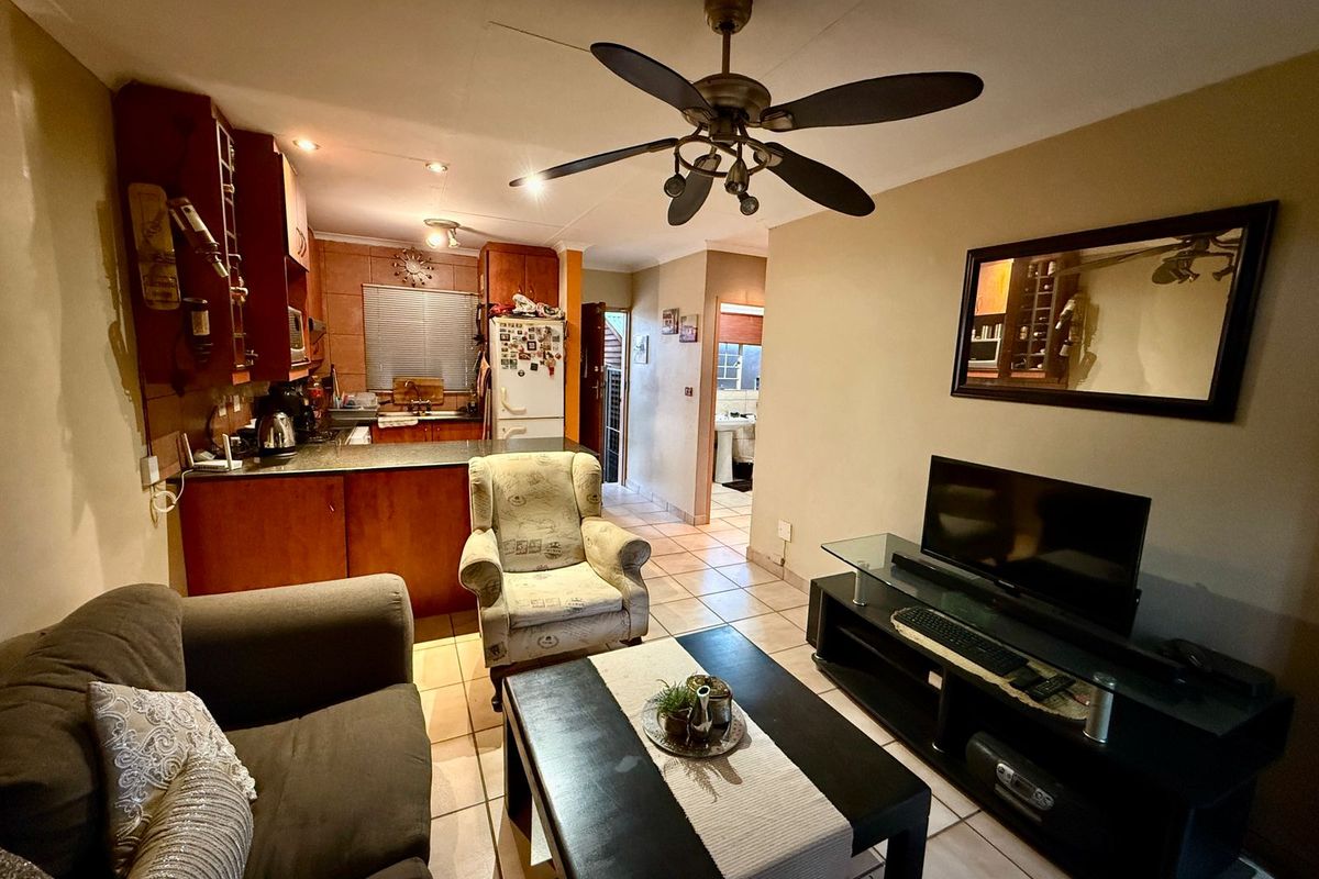 Delightful Garden Townhouse Offering Comfort and Convenience - Photo 3