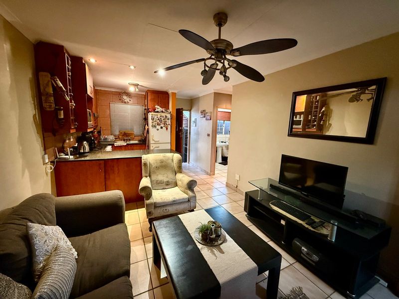 Delightful Garden Townhouse Offering Comfort and Convenience - Photo 3