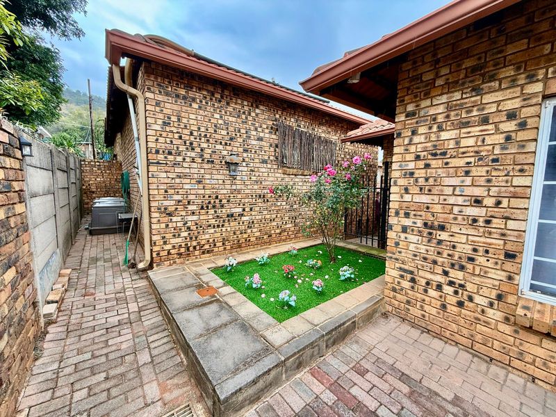 Spacious Family Living with Mountain Views - Photo 1