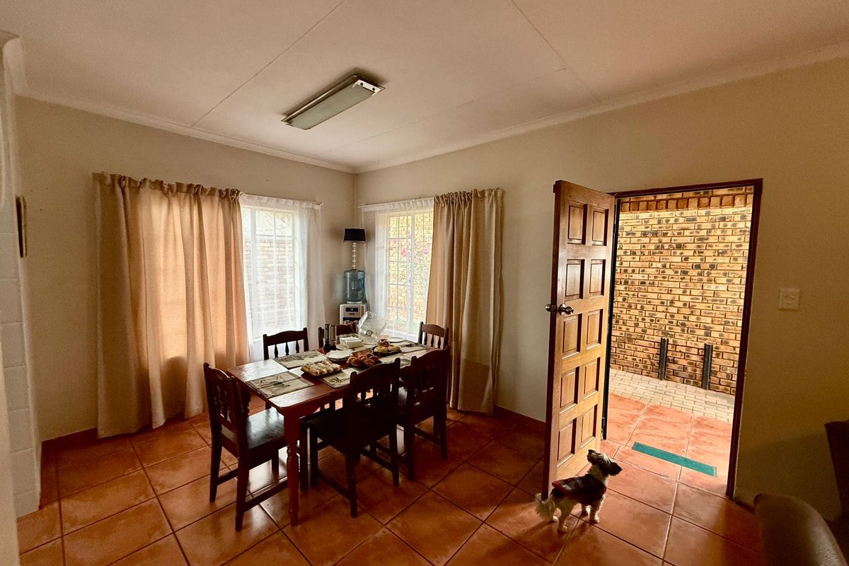 Spacious Family Living with Mountain Views - Photo 4