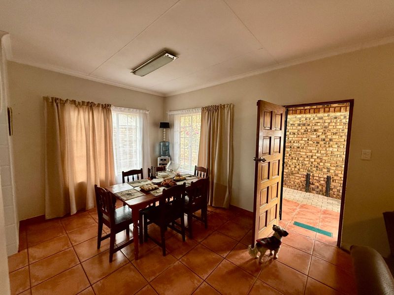 Spacious Family Living with Mountain Views - Photo 4