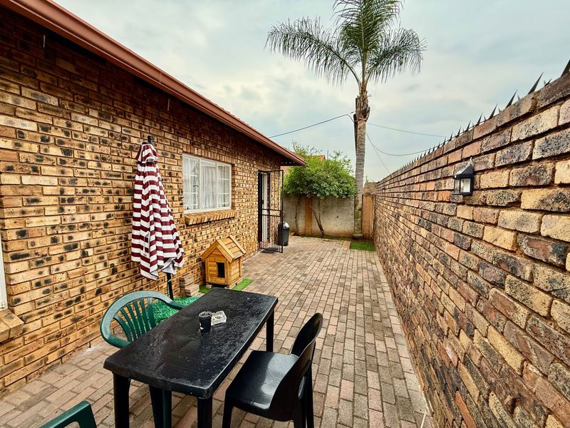 Spacious Family Living with Mountain Views - Photo 10