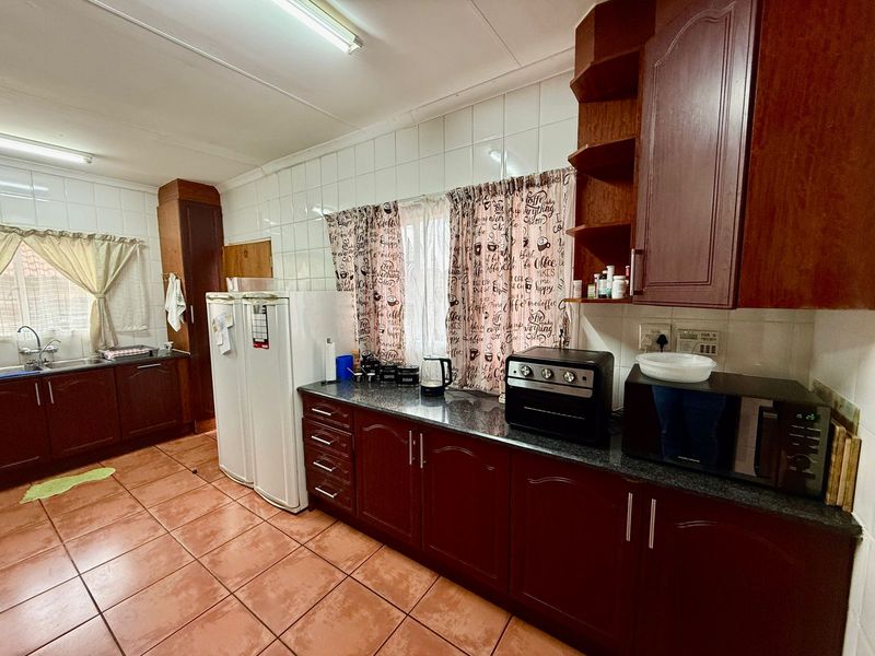 Spacious Family Living with Mountain Views - Photo 8
