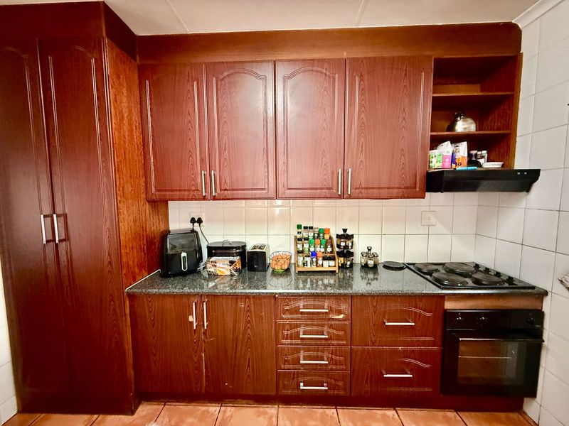 Spacious Family Living with Mountain Views - Photo 7