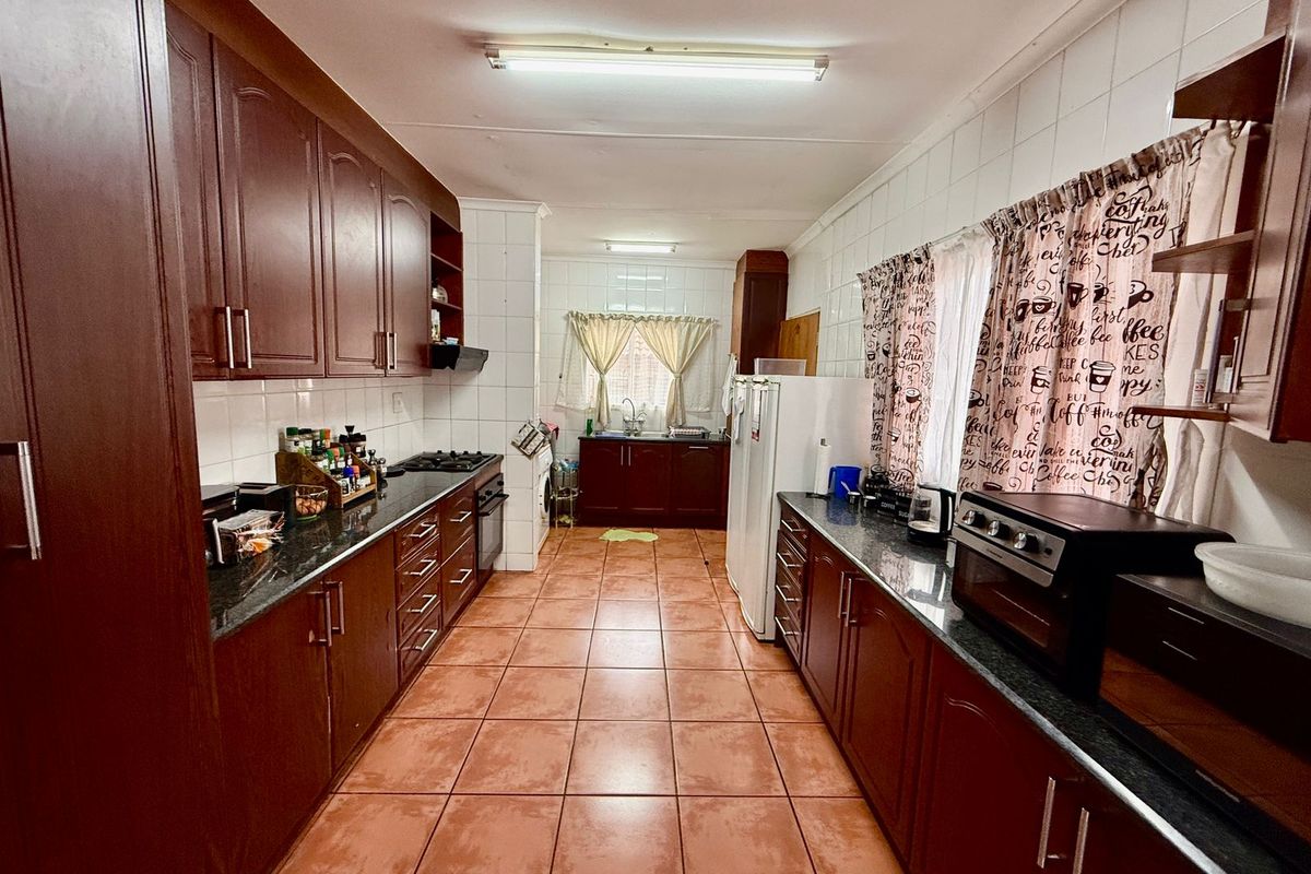 Spacious Family Living with Mountain Views - Photo 5