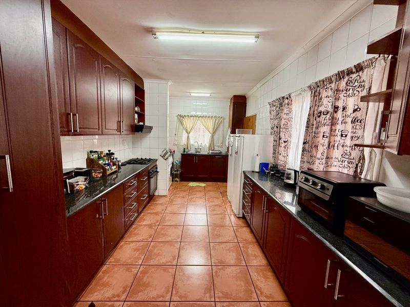 Spacious Family Living with Mountain Views - Photo 5