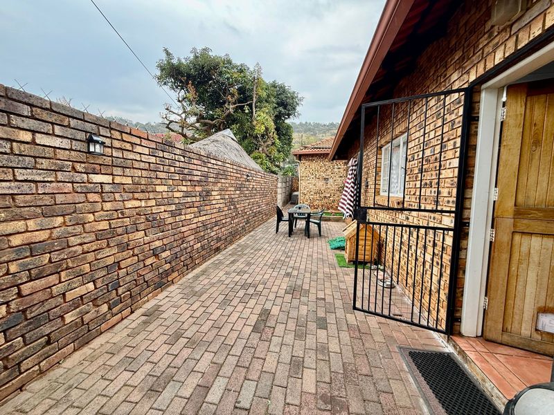 Spacious Family Living with Mountain Views - Photo 2