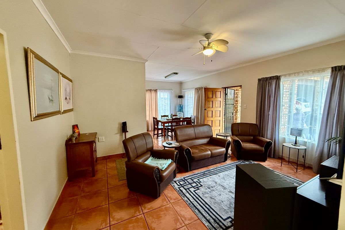 Spacious Family Living with Mountain Views - Photo 3